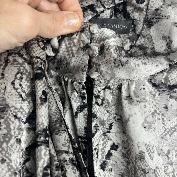 Vince Camuto Reptile Printed Tie Neck Puff Sleeve Button Front Blouse Top Sz XL - Picture 6 of 8